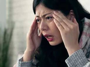 Vô tình nghe được cuộc nói chuyện giữa hai người giúp việc về tiền lương, tôi chạy về hỏi chồng thì nhận được câu trả lời "mặn chát"