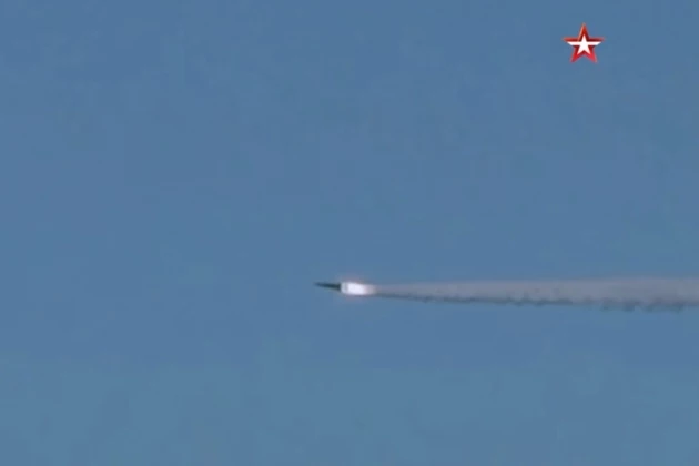 Tên lửa hành trình được biên đội tàu chiến Nga phóng đi trong cuộc tập trận. Ảnh: Zvezda.