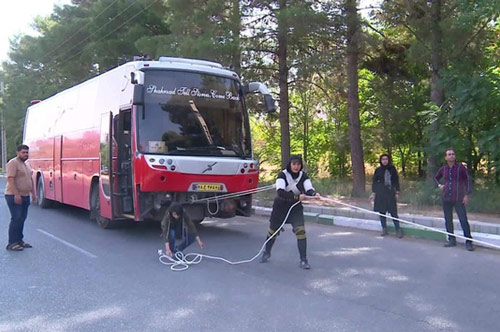 Nữ lực sĩ với khả năng phi thường, kéo chiếc xe buýt nặng 8 tấn