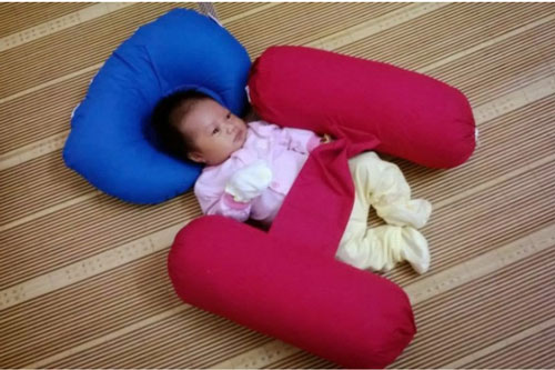 Mẹ dùng gối chặn cho con theo cách này là sai, đây mới là cách làm đúng