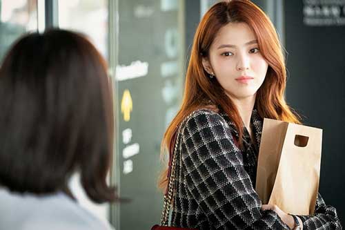 Phấn khởi đi làm ngày đầu tiên ở công ty mới, tôi "rụng rời" chân tay khi nhìn thấy mặt chị trưởng phòng