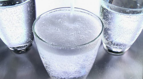 Gội đầu với nước ngọt có ga, ai cũng cũng trầm trồ vì kết quả sau đó