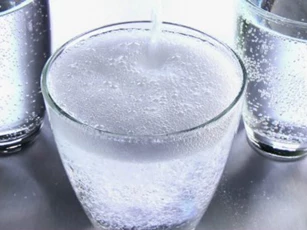 Gội đầu với nước ngọt có ga, ai cũng cũng trầm trồ vì kết quả sau đó