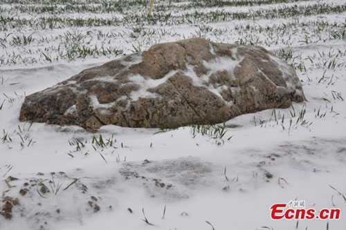 Đây là ngọn núi hay chỉ là tảng đá ven đường, sự thật gây tranh cãi?