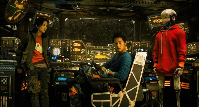 Song Joong Ki trong bối cảnh tàu vũ trụ của phim Space Sweepers.