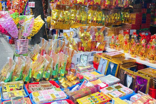 Thị trường vàng mã đìu hiu, tiểu thương phố Hàng Mã ngồi chơi trước rằm tháng 7