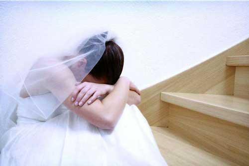 Tôi vừa cởi chiếc váy cưới đắt tiền thì mẹ chồng đột ngột đẩy cửa vào, bà nhìn tấm lưng trần của tôi rồi thốt lên một câu khiến tôi uất nghẹn