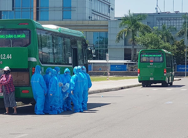 Đoàn xe Mai Linh đón công dân Quảng Ngãi từ Đà Nẵng trở về địa phương (Ảnh: HC)