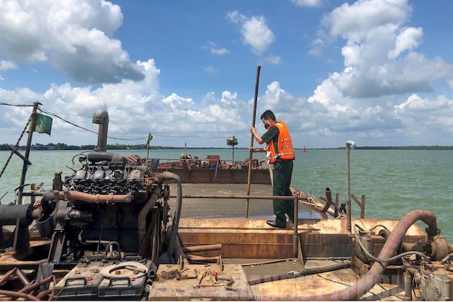 TP.HCM: Bắt 2 sà lan cát tặc, tạm giữ hơn 1000m3 cát