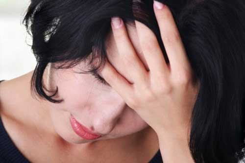 Nửa đêm nghe tiếng chuông cửa, tôi choáng nặng khi thấy cô bạn thân của chồng bế con đứng trước cổng với khuôn mặt bầm tím