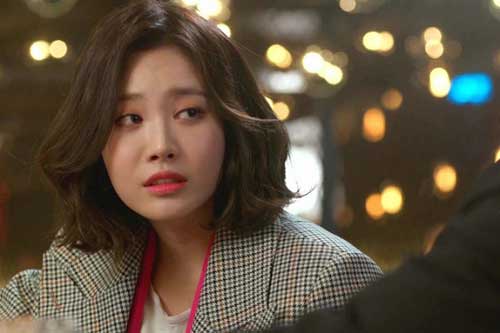 Nhìn thấy váy mới mua của bạn gái còn nguyên mác, tôi lấy kéo cắt giúp, không ngờ phản ứng của cô ấy khiến tôi "đứng hình"