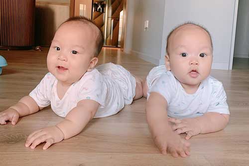 Cặp song sinh 'mỗi người một vẻ' nhà Thành Trung - Ngọc Hương