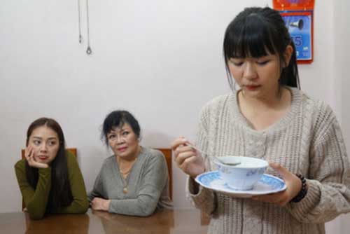 Mẹ chồng bênh dâu út chằm chặp, nhưng gặp lúc sa cơ lỡ vận mới òa khóc nức nở vì thấm thía câu nói của dâu trưởng