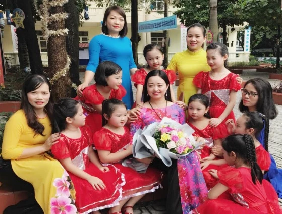 Cô trò trường Tiểu học Đinh Tiên Hoàng sau giờ  tập văn nghệ chuẩn bị cho khai giảng năm học mới .