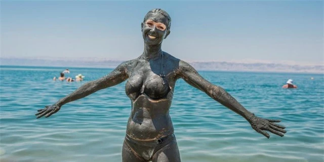 Tắm bùn ở biển Chết