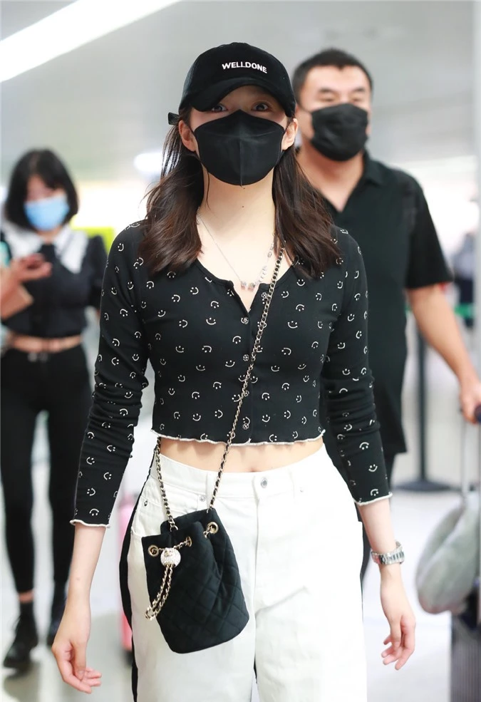 1 chiếc crop top 2 cách diện: Angela Baby hack tuổi như nữ sinh, Quan Hiểu Đồng lên đồ đơn giản mà trẻ trung - Ảnh 4.