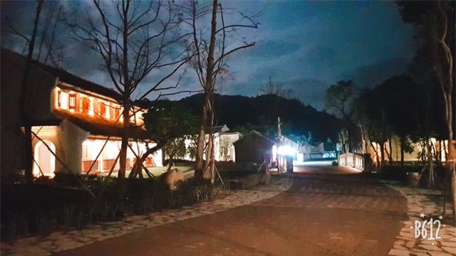 Ngôi làng đẹp lung linh về đêm