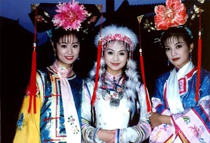 Lâm Tâm Như, Lưu Đan, Triệu Vy (từ trái qua) ở hậu trường Hoàn Châu cách cách hơn 20 năm trước.