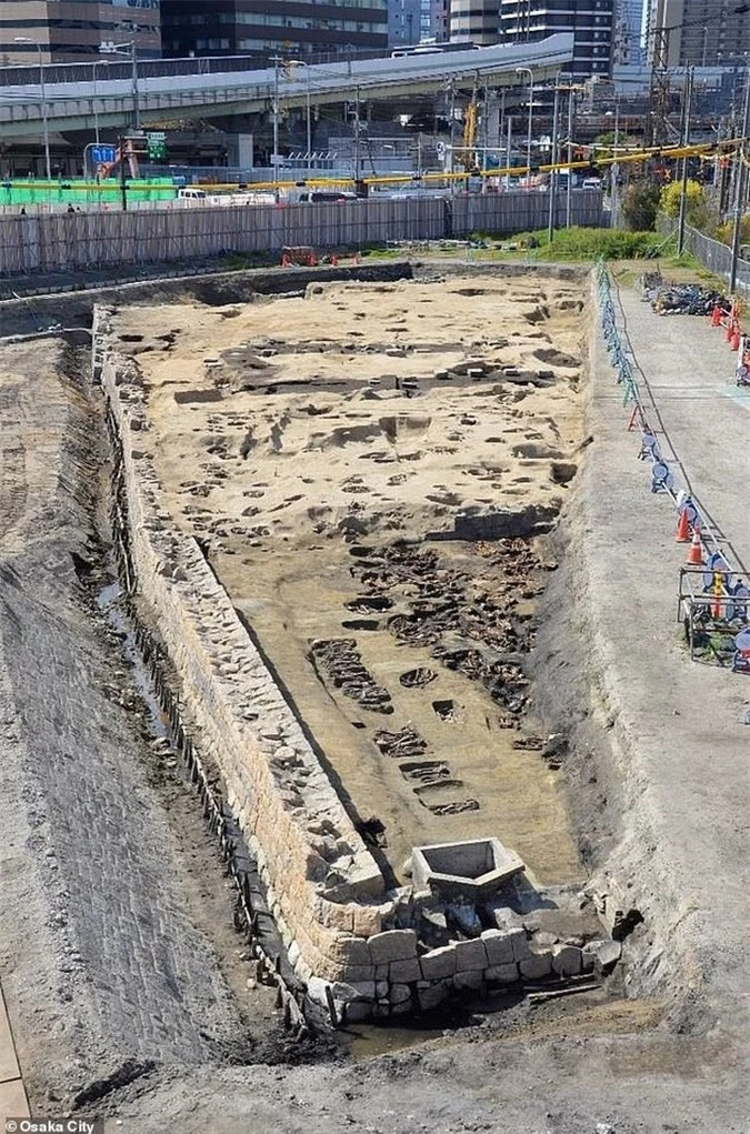 Xây nhà ga, đào phải…1.500 hài cốt trong mộ cổ dị hình - Ảnh 1.
