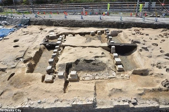 Xây nhà ga, đào phải…1.500 hài cốt trong mộ cổ dị hình - Ảnh 3.