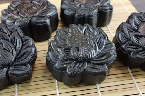 Công thức làm bánh Trung thu than tre bằng bếp ga, không cần lò nướng