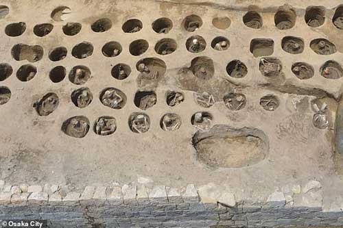 Xây nhà ga, đào phải…1.500 hài cốt trong mộ cổ dị hình