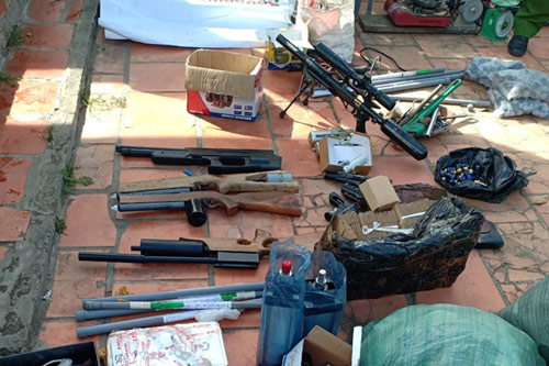 Vĩnh Long: Bắt 2 đối tượng thuê nhà để sản xuất súng