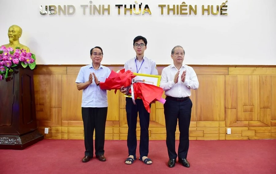 Lãnh đạo tỉnh Thừa Thiên Huế tặng Bằng khen và phần thưởng xứng đáng cho em Hồ Việt Đức.