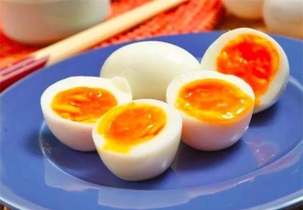 Không ăn trứng sống trứng lòng đào