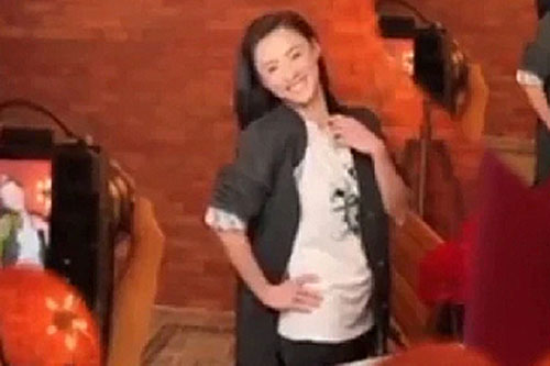 Trương Bá Chi gây nghi ngờ khi lộ bụng to