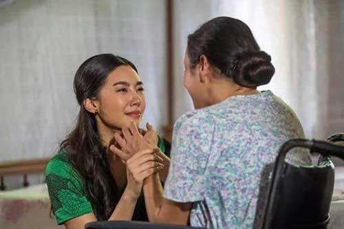 Mẹ chồng bắt đóng 7 triệu/tháng, tằn tiện từng đồng với con dâu, nhưng khi thấy bọc tiền dày bịch đặt trên bàn chị vợ lại bật khóc nức nở