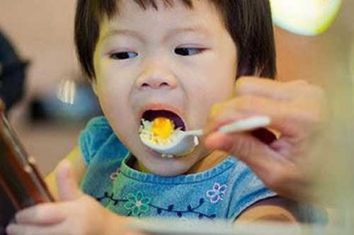 3 thói quen tưởng vô hại nhưng dễ khiến trẻ thấp bé hơn bạn cùng trang lứa, cha mẹ cần hết sức cẩn trọng