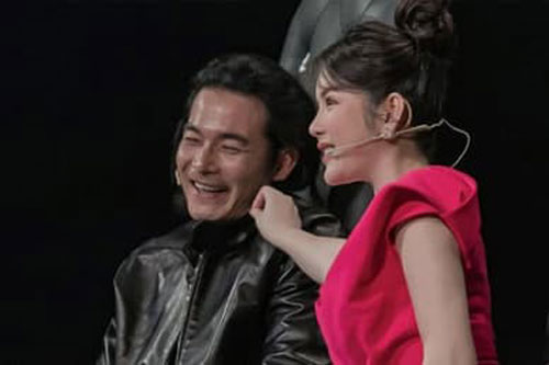 Từng đăng đàn 'đá đểu' Lý Nhã Kỳ, Quách Ngọc Ngoan bất ngờ thân thiết với đàn chị ngay trên sân khấu