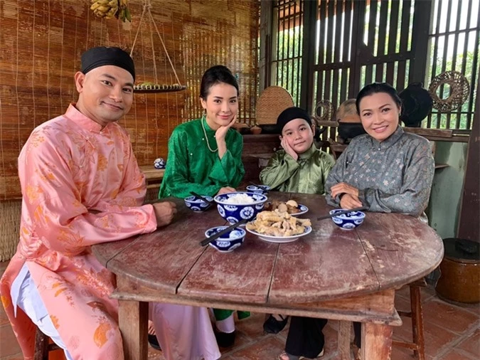Huỳnh Đông hiện đóng phim cổ tích Gái khôn được chồng, hợp tác với ca sĩ - diễn viên Phương Trinh Jolie (thứ hai từ trái sang), sao nhí Vương Hoàng Long và ca sĩ Phương Thanh.