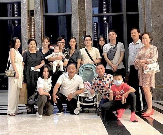 Trấn Thành - Hari Won sum họp cùng gia đình.