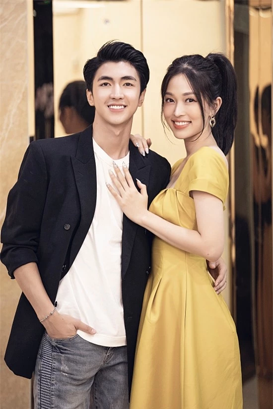 Á hậu 1 HHVN 2018 Phương Nga xuất hiện cùng bạn trai - diễn viên Bình An.
