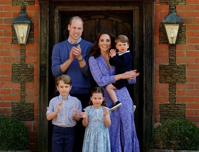 Hoàng tử William, Kate Middleton, Hoàng tử George, Công chúa Charlotte, Hoàng tử Louis vỗ tay ủng hộ Dịch vụ Y tế Quốc gia NHS hồi tháng 5. Ảnh: PA.