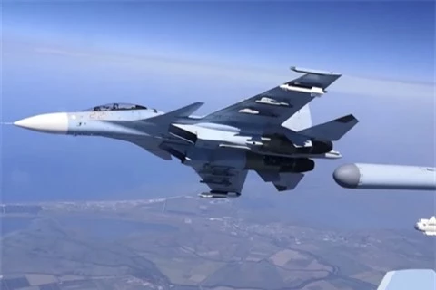 Su-30SM doi dau cung luc 2 may bay NATO tren bien Den