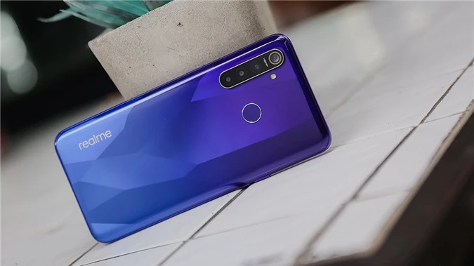 Tương tự như Redmi Note 9 ở trên, Realme 5 Pro sở hữu cụm 4 camea ở mặt sau, trong đó camera ở trên cùng được bo viền vàng, tạo cảm giác giống như camera chính nhưng thực chất là camera thứ hai góc siêu rộng 8MP, còn camera chính thứ hai 48MP, tiếp theo là camera phụ 2MP để hỗ trợ chụp chân dung xóa phông và camera macro 2MP. 