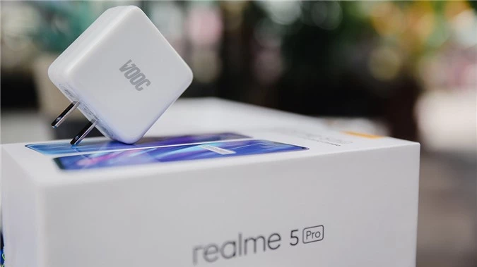 Bên cạnh đó, Realme 5 Pro cũng có RAM 4GB như các đối thủ trong danh sách và bộ nhớ trong 128GB, đảm bảo nhu cầu lưu trữ thoải mái cho người dùng. Máy có pin dung lượng 4.035 mAh, hỗ trợ công nghệ sạc nhanh VOOC 3.0 20W, nhanh nhất trong danh sách. 