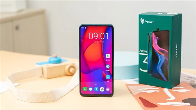 Vsmart Active 3: Tương tự như Redmi Note 9 ở trên, Vsmart Active 3 cũng được hoàn thiện bằng chất liệu vỏ nhựa giả kính, trong đó mặt lưng cũng có hiệu ứng chuyển màu phối màu xanh ngã tím nhẹ nhàng, bắt mắt khá đẹp mắt.