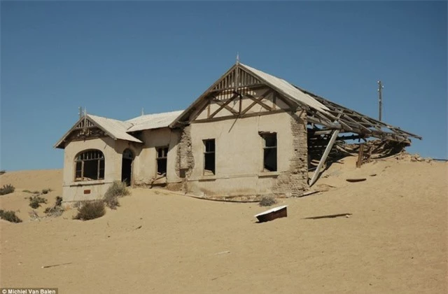 Các căn nhà bị cát sa mạc nuốt chửng