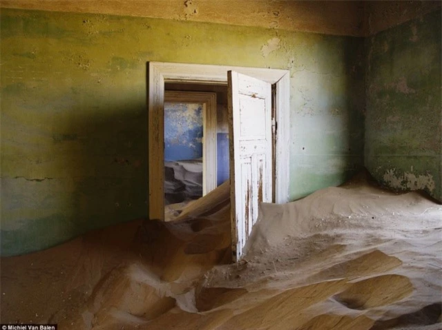 Một căn phòng ngập trong biển cát