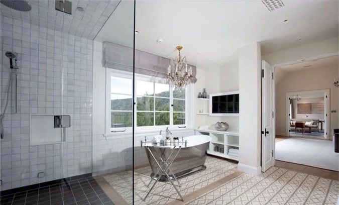 Phòng tắm lớn với bồn tắm kiểu spa, đèn trùm bên trên tạo không gian lãng mạn, quyến rũ.