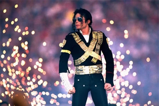 Michael Jackson sở hữu làn da đen nhưng càng nổi tiếng, da ông càng sáng và nhiều người cho rằng ông can thiệp thẩm mỹ nhưng nam ca sĩ từng nói ông bị rối loạn sắc tố da.