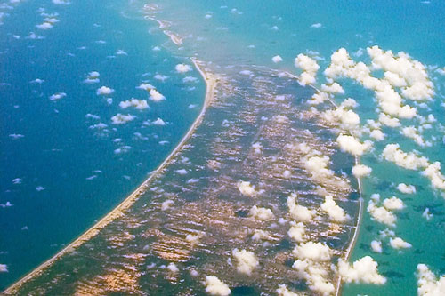 Bí ẩn về cầu đá đẹp lung linh giữa biển khơi