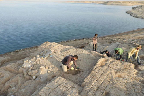 Cung điện bí ẩn từ thời cổ đại đột nhiên xuất hiện ở hồ nước sau hạn hán