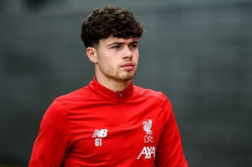 Fan Liverpool chê bai 'tội đồ' Neco Williams, tâng bốc Minamino