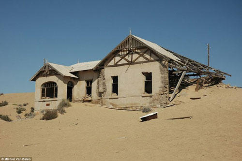 Thị trấn kim cương nằm giữa sa mạc bị “nuốt chửng” trong cát