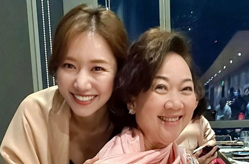 Hari Won làm sinh nhật cho mẹ chồng